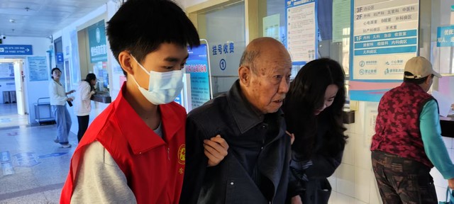五一佳节不打烊,导诊服务暖人心