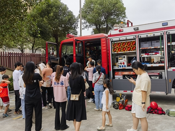 东升大队消防站开放日迎来幼儿园师生参观学习