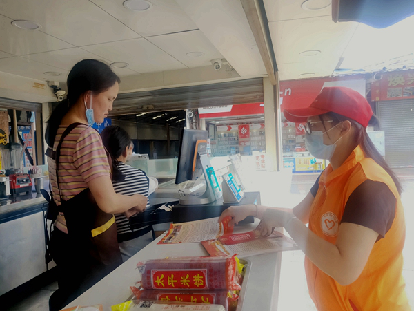 东升大队发动消防志愿者开展消防安全“敲门”行动