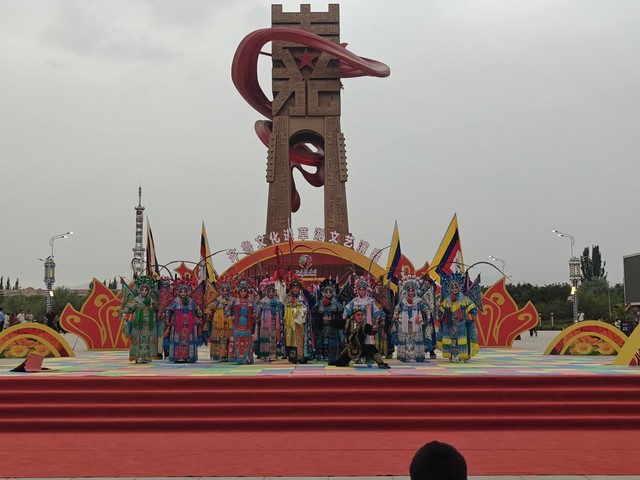 鲁兵连心 艺润草湖”齐鲁文化进草湖活动  文艺演出走进伽师总场