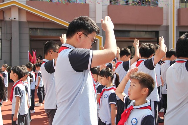 ​杭州市蒋筑英学校:红领巾心向党 争做新时代好队员