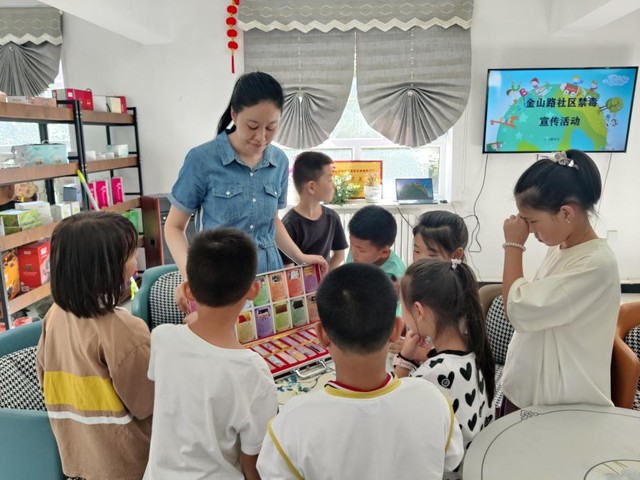 阿勒泰市公安局开展”禁毒宣传进社区”活动护航青少年健康成长