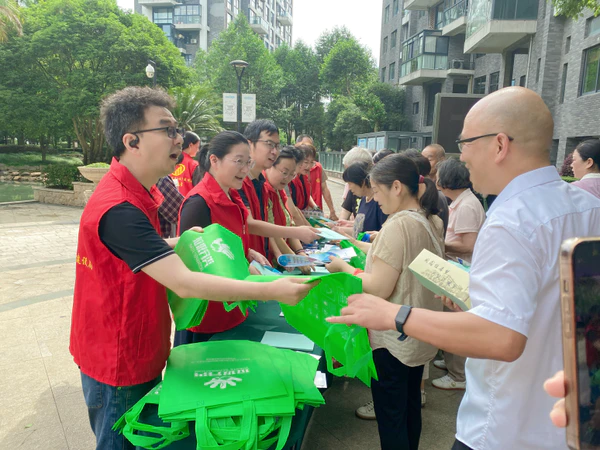 便民政策进社区,关爱居民暖人心