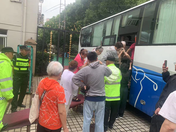 斜土街道敬老院56位高龄老人安全转移 - 多方接力完成温情搬迁