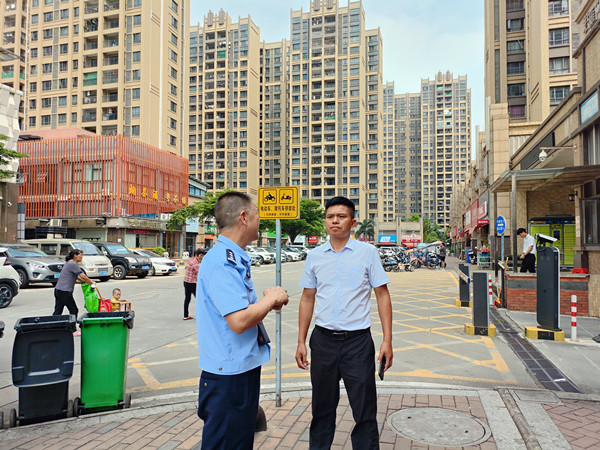 东升大队消防安全专项整治——对辖区高层住宅小区开展消防安全指导
