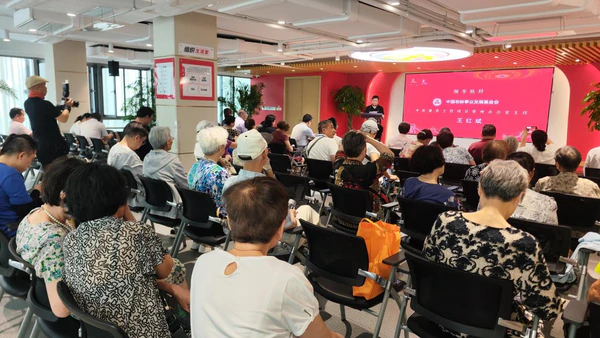 <span><b>1</b> / 5</span>中国老龄事业发展基金会“老年人睡眠障碍康复公益行”  走进上海黄浦社区