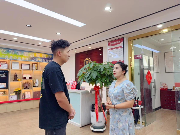 喀什地区新联会轮值会长阿依努尔走访常务理事邱强 共商残疾儿童教育帮扶事宜