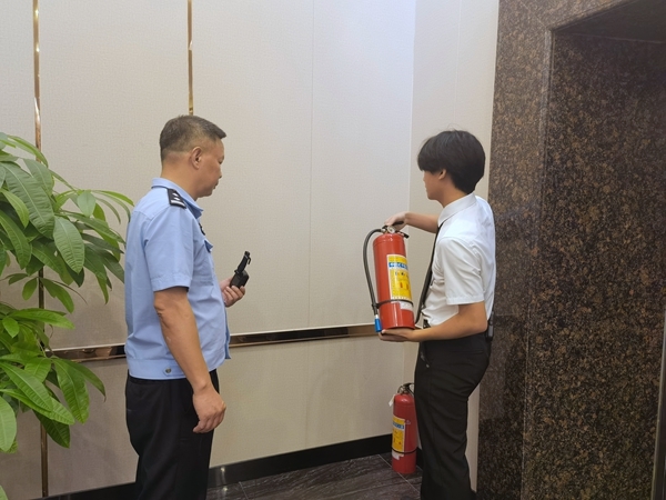 东升大队深入辖区人员密集场所开展消防安全夜查行动