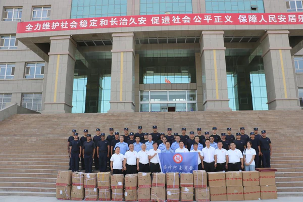 警民联手筑平安 爱心物资暖警心I喀什河南商会向阿克陶县公安局捐赠警用物资