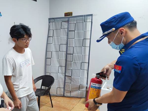 东升大队开展“三小场所”安全隐患指导服务“一懂三会”工作