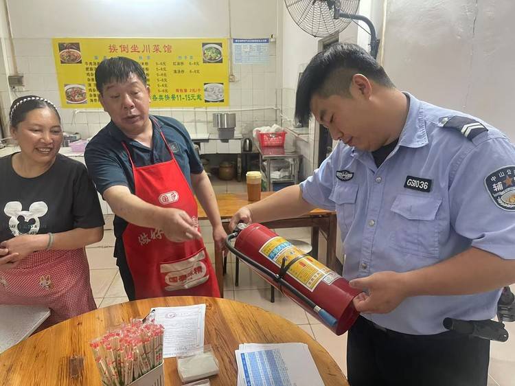 东升大队组织消防志愿者开展消防安全“敲门”行动