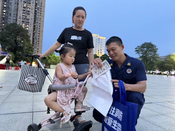 中山东凤:消防宣传车进小区“面对面”讲安全
