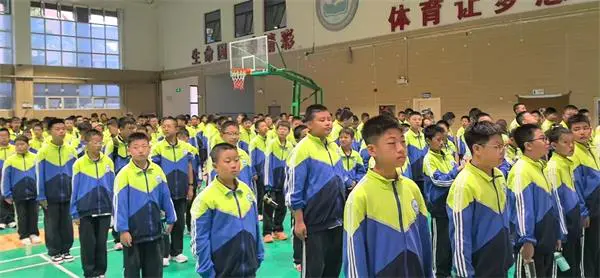 延安新区第二中学初一新生军训圆满落幕:迷彩青春初绽放,少年昂首启新程