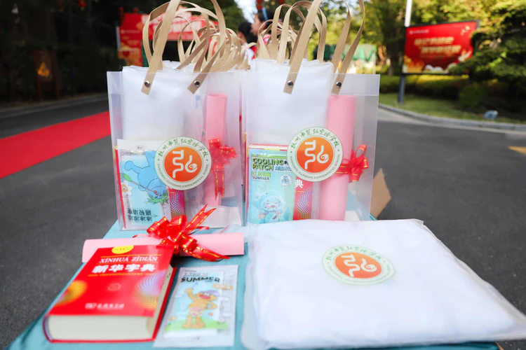 走红毯、领大礼包、开笔启智、朱砂点智、…… 这所学校以这样方式迎接新生