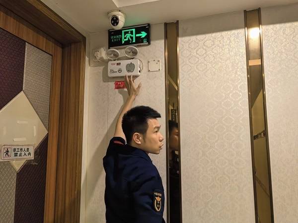 东升大队深入辖区娱乐场所开展消防安全夜间指导工作
