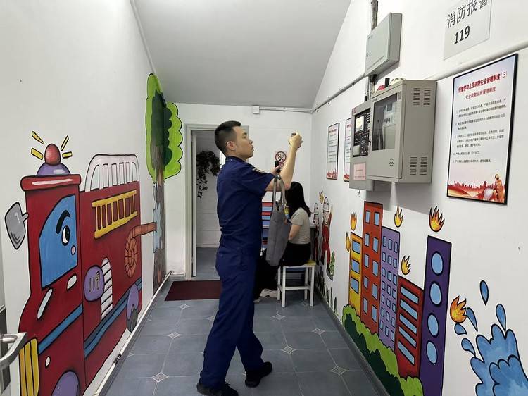东升大队扎实开展秋季消防安全夜查行动