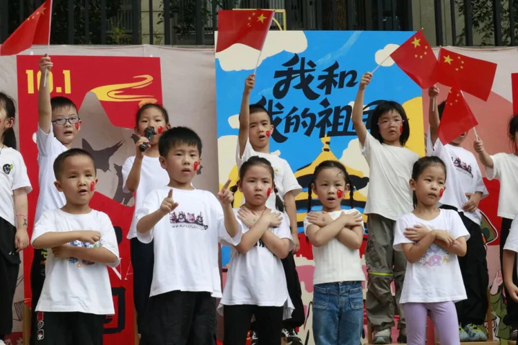 红歌润童心、升旗壮国威、骑童车“阅兵”……杭州各幼儿园以丰富多彩的形式喜迎国庆节