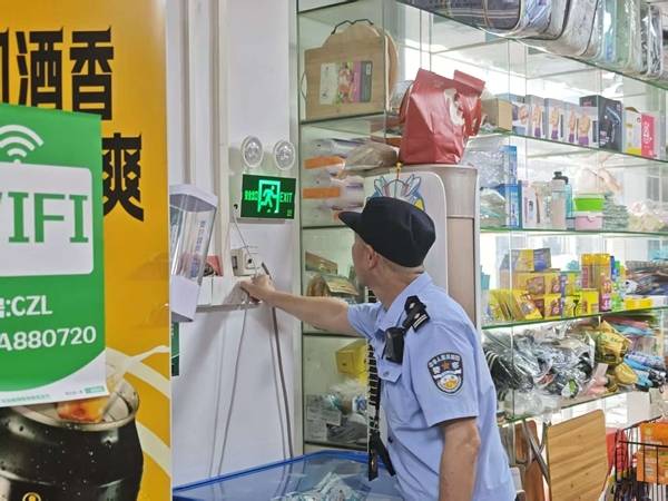 东升大队深入辖区“三小场所”开展消防安全指导服务