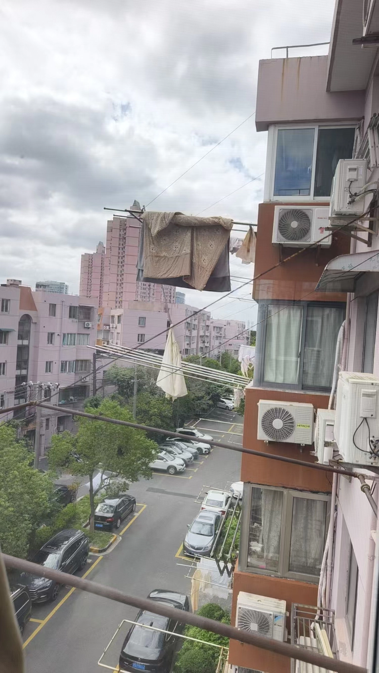 上海宝山:十分钟出警!“悬空钢管”危机半小时化解,民警消防联动守护居民安全