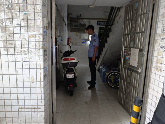 东升消防曝光两家出租屋室内违规停放电动自行车