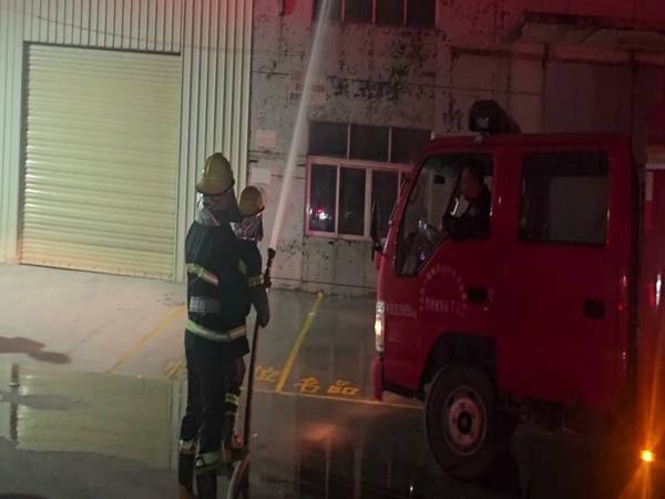 东升大队深入盛龙电器有限公司开展夜间联合实战演练