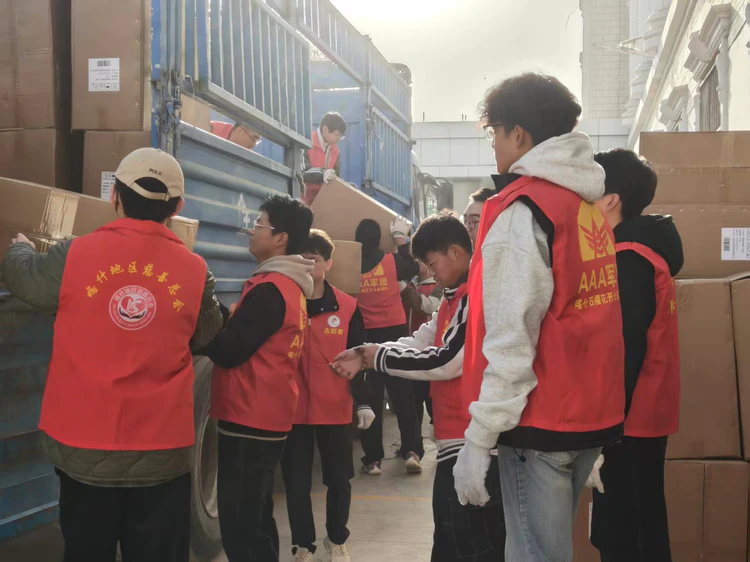 3500个温暖包抵达喀什,42名志愿者单日分装750个暖冬礼物