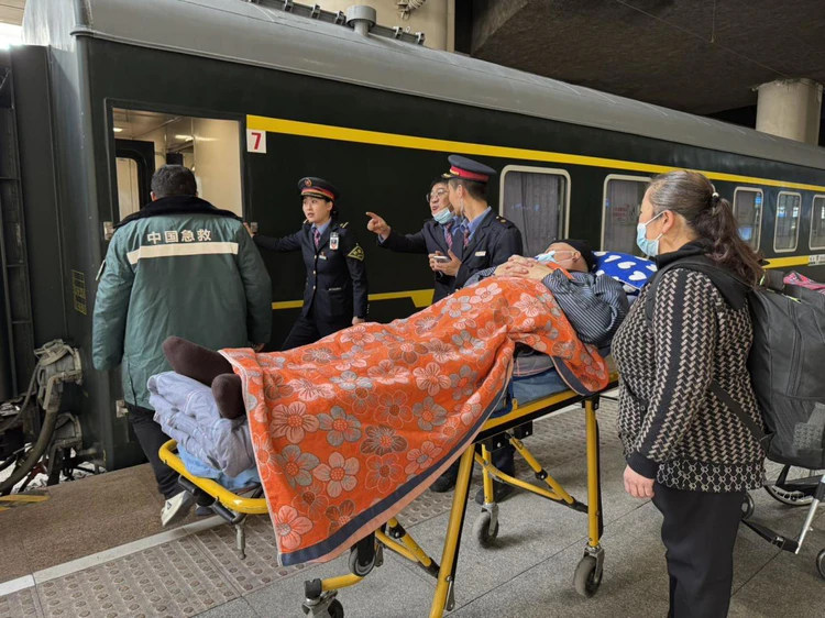 温情守护两千里 列车员助半身瘫痪旅客平安回家