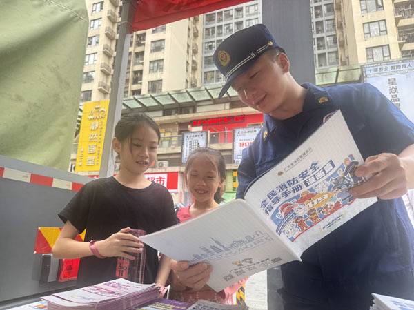 中山东凤：消防宣传进小区，居民“零距离”学防火