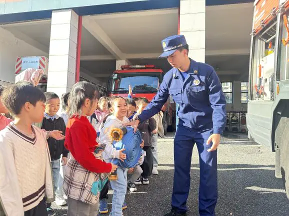 与 “火焰蓝” 面对面:探秘消防站,童心学守护