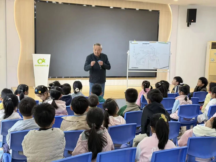 劳模爷爷进课堂,安全用电记心上