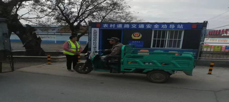 临朐东城街道:以“站”为哨、  以“员”为盾,织密辖区交通安全防护网