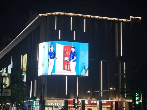 东升大队发动辖区企业利用LED显示屏播放消防宣传月主题公益广告