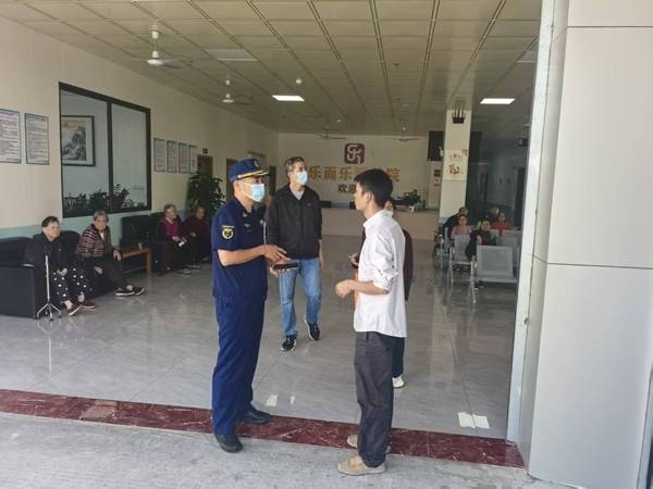 东升大队联合民政局深入东升养老院指导消防安全工作