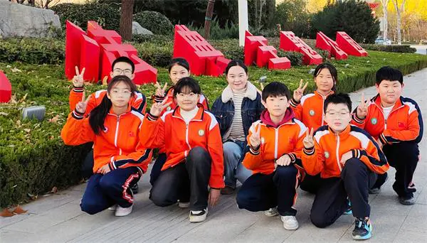 深秋公园藏“法典”,法治种子润童心