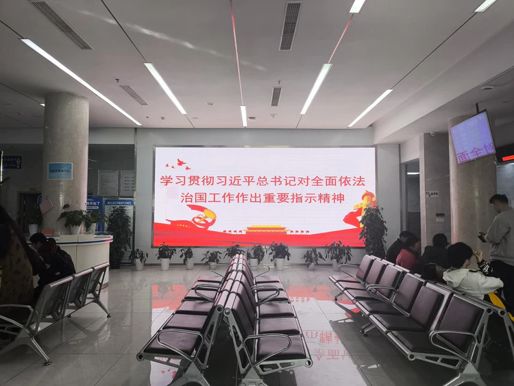 珠山区政务服务管理局:大厅屏幕“亮”起来 宪法宣传“活”起来