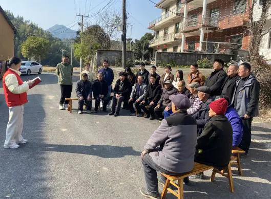 湘湖镇西安村:小板凳话民生 微宣讲润民心
