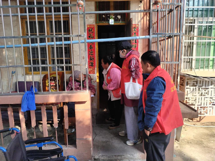 西郊街道:胜利社区公岗人员温情“敲门行动” 爱心照亮宿舍独居老人