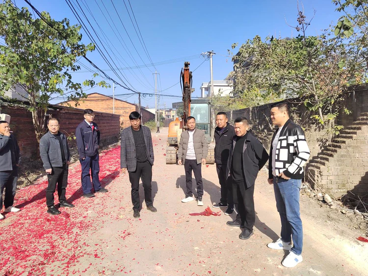 【我为群众办实事】鲇鱼山镇:吕蒙村修建振兴道路 解决村民“急难愁盼”问题