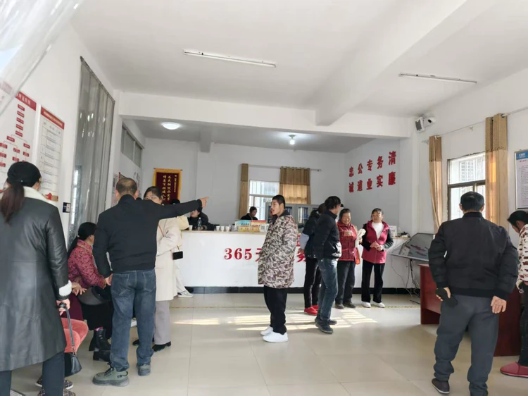 【便民服务暖人心】鲇鱼山镇:留阳村联合农商行集中办理社保卡更换