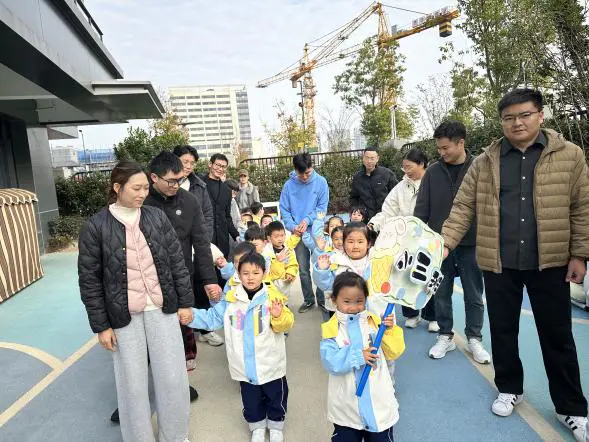 亲子同行暖初冬 欢乐相伴共成长:家长开放日圆满落幕