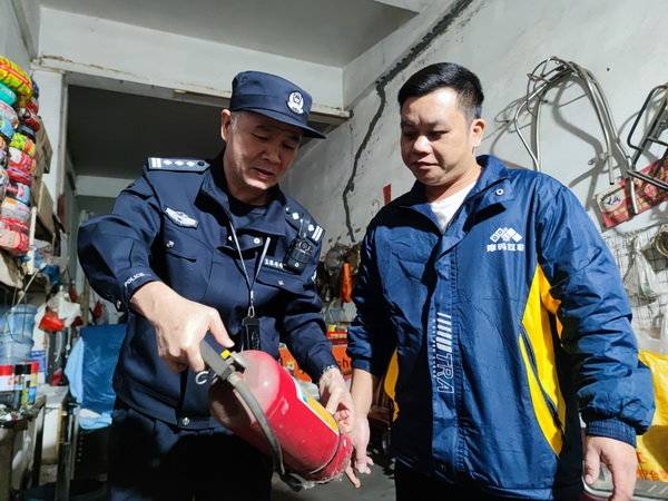 东升大队深入白鲤村开展消防风险和火灾隐患整治夜查行动