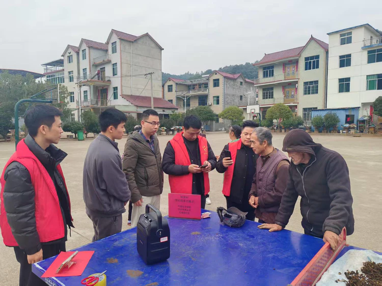 鲇鱼山镇:徐湾村党员干部志愿服务队下沉一线办实事 便民服务暖人心