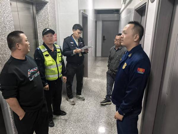 中山东凤：开展出租屋消防安全夜间服务指导