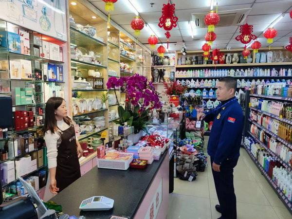 东升深入沿街门店扎实开展消防安全夜查行动