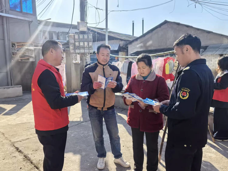 鲇鱼山镇鱼山社区联合昌江区城管局第四党支部开展医保及“福村宝”宣传活动