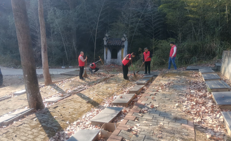 鲇鱼山镇:慈义村开展公墓卫生整治行动