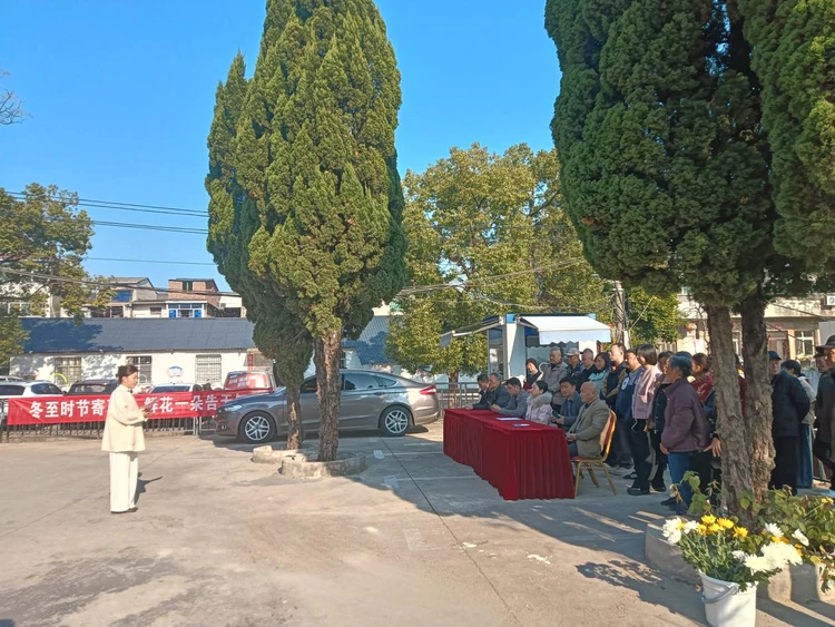 【鲜花寄语寄哀思】西郊街道:枫树山社区开展冬至文明祭祀活动