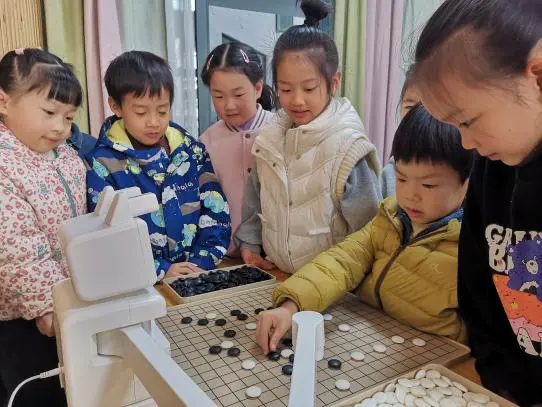 幼儿园迎来特殊新伙伴——围棋机器人“小联猫”,点燃萌娃学棋热