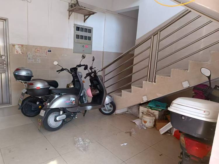 东升曝光！这些电动自行车违规停放、充电！