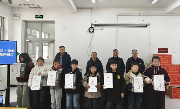 爱心护明眸!克州建筑业协会携手会员单位为乡村学子捐赠护眼灯
